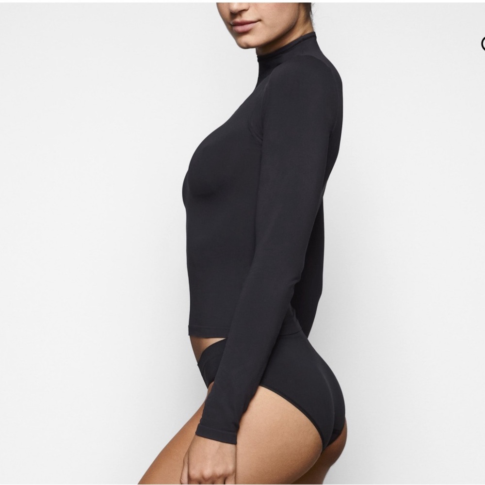 Skims Soft Smoothing Seamless Turtleneck Top Onyx Black M NWT